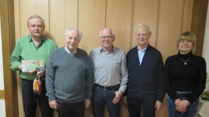 Bild: jzk
BLLV-Vorsitzende Martina Thöns (rechts) gratuliert den drei Bestplatzierten Franz Weis, Anton Waldmann und Gerhard Schultes (von rechts). Für Norbert Thöns (links) ist der Trostpreis.