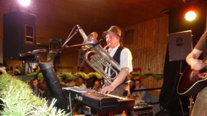 Bild: rn
Die "Stoapfälzer Spitzbuam" heizen beim Starkbierfest der "Pilots" den zahlreichen Besuchern bis weit in die Nacht hinein gehörig ein. Wirkungsvoll in seinem Element ist "Oberspitzbua" Alois mit Baritonhorn und Keyboard.