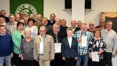 Bild: bgm
Der Zweigverein Neustadt des Oberpfälzer Waldvereins kann sich auf viele treue Mitglieder verlassen. Beim Ehrungsabend im AWO-Heim ehrt Vorsitzender Rudolf Bäumler (vorne, Dritter von links) Mitglieder für bis zu 50 Jahre Treue zum Verein.