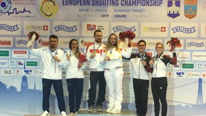 Bild: exb
Julia und Julian (rechts) vereint auf dem Podest: Die beiden Schützen gewannen die Bronzemedaille im Mixed bei der Europameisterschaft.