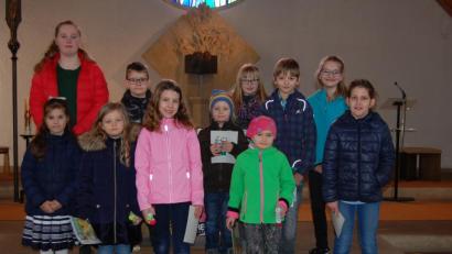 Bild: az
Annika Neubauer, Thersa Anderson, Linda Walberer, Philipp Glaß, David Glaß, Fiona Walberer, Theresa Krauß, Dominik Kopp, Antonia Krauß, Franziska Kirschner, Stefan Kirschner und Elisabeth Anderson gestalteten den Familiengottesdienst.