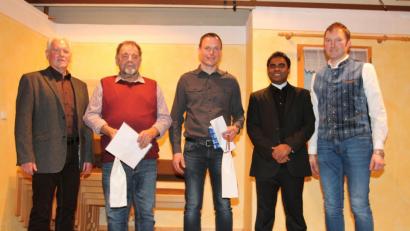 Bild: pi
"Vergelt's Gott" sagten Kirchenpfleger Josef Meckl (links), Pfarrgemeinderatssprecher Bernhard Lang und Pfarrer Julius Johnrose (von rechts) Josef Kick (Zweiter von rechts) und Markus Bock für ihr Engagement in der Kirchenverwaltung.