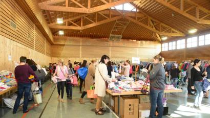 Bild: bey
Viele Besucher gehen beim Sommer- und Frühjahrsbasar des Kinderhauses St. Pankratius auf Schnäppchenjagd.