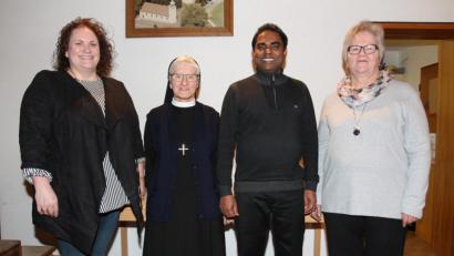Bild: pi
Julia Helgert (links) und Helga Essler (rechts) überreichen die Spenden an Pfarrer Julius Johnrose und Schwester Margot.