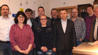 Bild: omu
Der Gewerbering hat neu gewählt. Von links: Alexander Gradl, Ulrike Schmidt, Wolfgang Schmidt, Andreas Ermer, Doris Ermer, Rudolph Lindner, Lothar Kurz, Thomas Kraus, Ludwig Koch und Bürgermeister Günter Stich.
