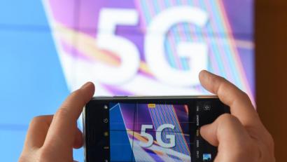 Bild: Arne Dedert/dpa
Die Auktion der 5G-Mobilfunkfrequenzblöcke läuft bereits. Auch der Landkreis Neustadt möchte das schnelle Netz nutzen. Ein Konzept soll ausgearbeitet werden.