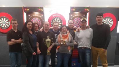 Bild: exb
Das „Wir“ steht bei den Dartspielern im Mittelpunkt: (von links) Spieler Jan, Silvia Weiß, Bettina Lederer, Michael Weiß, Erwin Hagn, Sabrina Kolk, Andy Skrobatz, Gerhard Lederer und Spieler Lukas Kolk.