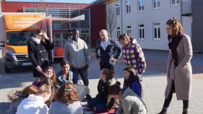 Bild: weu
Die Schüler der Staatlichen Berufsfachschulen gewinnen bei der Kolping-Roadshow Integration viele neue Denkanstöße für die Themen Flucht, Migration und Integration. Auch Schulleiter Thomas Schiller (Dritter von rechts) und Stellvertreterin Marga Schieder-Beierl (Zweite von rechts) folgten den Ausführungen durch Luisa von den Bosch (rechts) und Mohammad Habibi (sitzend).