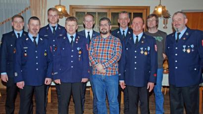 Bild: wee
Konrad Kiener steht dem Feuerwehrverein Saltendorf nochmals für drei Jahre zur Verfügung. Für einen dann anstehenden Generationswechsel wurden aber bereits die ersten Weichen gestellt. Unser Bild zeigt die neu gewählte Vorstandschaft der Feuerwehr Saltendorf, zusammen mit den beiden Kommandanten, Kreisbrandmeister Dieter Schweiger und Bürgermeister Konrad Kiener.