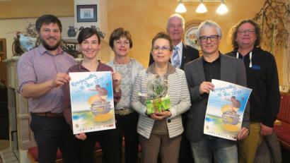 Bild: Hirsch
Peter Neumeier, Johanna Lorenz, Ulrike Roidl, Regina Hildwein, Arnold Kimmerl, Martin Rothut und Stefan Kuhn werben für den Kreisjugendtag am Steinberger See.