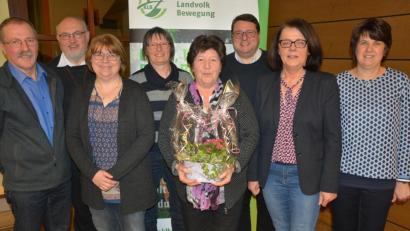 Bild: jr
Mit dieser neuen Mannschaft geht das Katholische Landvolk auf Kreisebene in die kommenden vier Jahre. Mit dabei sind (von links) Bernhard Bäuml, Landvolkpfarrer Anton Witt, Sandra Zölch, Elisabeth Rickauer, Elisabeth Stingl (sie wurde mit Blumen aus der Vorstandschaft verabschiedet), Diözesan-Landvolkpfarrer Udo Klösel, Kreisvorsitzende Angelika Franz und Renate Bauer.