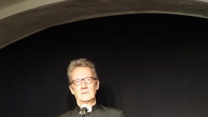 Bild: Susanne Wolke
Mit seiner Bußpredigt „Fürchtet euch!“ trat der Kabarettist Holger Paetz dem Publikum im Nabburger Schmidt-Haus gegenüber.