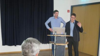 Bild: jzk
Die Wiederherstellung der Funktion des Knie- oder Hüftgelenks bei der Endoprothetik gebe dem Patienten seine Lebensqualität zurück, betonen die Fachärzte Dr. Holger Eggers und Dr. Michael Kampe (von links).