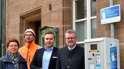 Bild: Andreas Royer
Ordnungsamtsleiterin Rosalia Wendl, Bauhof-Facharbeiter Manuel Pirner, Verkaufsmanager Philipp Neuner von der Firma Sunhill und Bürgermeister Michael Göth (von links) gaben das Handyparken frei.