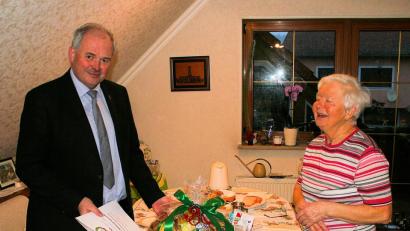 Bild: bsc
Eine große Überraschung für Waltraud Grieswald (rechts) war der Besuch von Bürgermeister Gottfried Härtl an ihrem Ehrentag. Zum 85. Geburtstag wünschte das Gemeindeoberhaupt weiterhin viel Gesundheit und ein langes Leben.