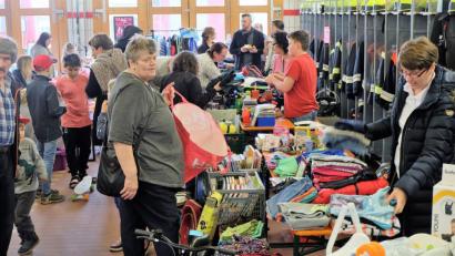 Bild: wlr
An der Auswahl mangelte es nicht. Kleidung in unterschiedlichen Größen, Bücher und Spielsachen gingen beim Flohmarkt der FFW Kinderwehr an neue Besitzer über.