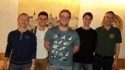 Bild: ksi
Sie haben gut lachen: Die erfolgreichen Schützen mit Sportleiter Uwe Spachtholz ( Mitte) und Schützenmeister Martin Bauer (rechts).