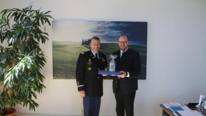 Bild: sne
Die beiden kennen sich schon länger: Oberst Adam J. Boyd stattete nun Landrat Andreas Meier einen Besuch im Landratsamt ab.