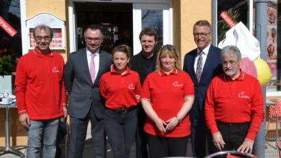 Bild: pfaa
Bürgermeister Franz Stahl (Zweiter von rechts) begrüßte die Familie da Ros als neue Besitzer des Eiscafé Cortina. Kaplan Paul Gebendorfer (Bildmitte) segnete die Geschäftsräume.