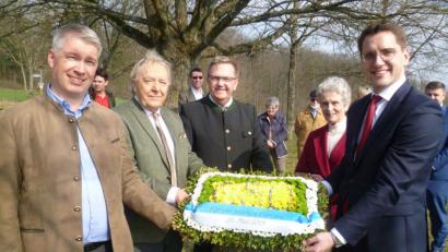 Bild: usc
Ein Blumengesteck legten CSU-Kreisvorsitzender Stefan Ott (links) und Europakandidat Christian Doleschal (rechts) am Aigner-Gedenkstein nieder. Rechts von Ott Aigner-Sohn Heinz, Bürgermeister Martin Preuß und Maria Reindl, die viele Jahre rechte Hand des Abgeordneten in dessen Amberger Büro war.