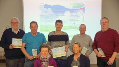 Bild: bkr
Das Organisationsteam mit zweitem Bürgermeister Josef Hecht, Matthias Hösl, Reiner Ullmann, Mathias Hautmann, Thomas Hößl (stehend von links), Claudia Porst und Brigitte Strößner (sitzend von links) präsentiert den druckfrischen Flyer zum Bürgerfest.