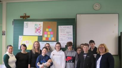 Bild: jzk
Konrektorin Sandra Hering (rechts) und Religionslehrerin Anja Scheidler (Dritte von links) danken Ramona Aufschläger und Susanne Schuster (von links) für den Workshop in den achten Klassen der Realschule.