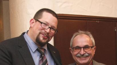 Bild: Hirsch
GDL-Ortsgruppenvorsitzender Josef Paintner (links) ehrte Hans Fröhlich (rechts) für 25 Jahre Mitgliedschaft.