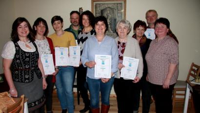 Bild: wro
„TrustYou“-Urkunden überreicht die zweite Vorsitzende des Vereins Bauernhof- und Landurlaub Bayern, Angelika Soyer aus Rettenberg im Allgäu (links), an Anbieter aus dem Oberpfälzer Wald. Vorsitzende Elisabeth Zeitler (rechts) gratuliert den Höfen zu dieser Auszeichnung.