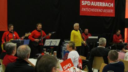 Bild: sck
Als Crew der SPD-Enterprise gehen (von links) Christine Ott, Rudi Bradl, Frontmann Norbert Gradl, Robert Schmid und Andreas Trenz auf einen Flug durch das Auerbacher Universum.