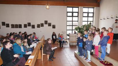 Bild: fvo
Kita-Kinder singen beim Festgottesdienst in der Kirche