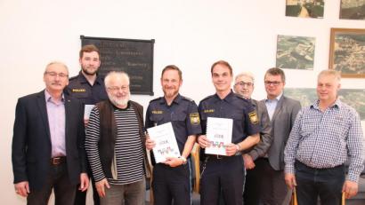 Bild: Thomas Dobler
Zum Sicherheitsgespräch trafen sich der Neunburger Inspektionsleiter Bernhard Hager (Vierter von links) und seine Kollegen Tobias Ruhland (Zweiter von links) und Markus Schlegel (Vierter von rechts) mit Bürgermeistern oder deren Vertretern, unter ihnen der Neunburger Bürgermeister Martin Birner (Zweiter von rechts).