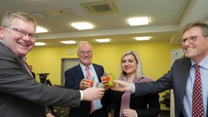 Bild: Wolfgang Steinbacher
Es ist kein Sekt, es sind gesunde Smoothies, mit denen hier angestoßen wird. Im Bild von links: Oberbürgermeister Michael Cerny, Ex-MdL Heinz Donhauser, Gesundheitsministerin Melanie Huml und der Ärztliche Leiter des Klinikums, Dr. Harald Hollnberger.