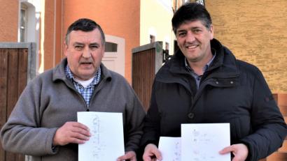 Bild: rgr
Mit der Gründung eines Brotbackvereins soll ein Kulturgut erhalten werden. Hans Speckner (links) hat die Stammkundenlisten an Bürgermeister Edgar Knobloch übergeben.