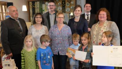 Bild: ohr
Landrat Thomas Ebeling und Bürgermeister Hans Prechtl (hinten von rechts) sowie die Geschäftsführerin des Kreisverbandes, Heidi Schmid (rechts), und stellvertretender Bezirksvorsitzender Alois Dirrigl (links) zeichneten die Gewinner mit Urkunden und Sachpreisen aus. Im Bild die siegreichen Kinder des Obst- und Gartenbauvereins Dieterskirchen.