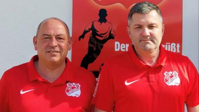 Bild: fop
Vorsitzender Peter Fochtner (links) und der neue Trainer des SV Schmidmühlen, Holger Fleck (rechts). Er übernimmt im Sommer den Trainerposten von Stefan Linz.