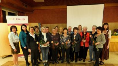 Bild: ibj
Den Gründungsmitgliedern dankten stellvertretende FU-Vorsitzender Claudia Graf und stellvertretende FU-Kreisvorsitzende Barbara Gerl (von links) sowie FU-Vorsitzende Evi Höllerer (rechts), stellvertretende FU-Vorsitzende Klara Rauch (Dritte von rechts) und Anneliese Hoffmann (Fünfte von rechts).