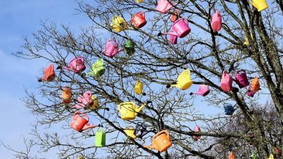 Bild: bö
Seltsame Blüten sind es schon. Entstanden sind sie im Schneegestöber wie aus dem Nichts heraus in den vergangenen Tagen. Nachgeholfen haben freilich die Mitarbeiter des gemeindlichen Bauhofes, dass dieser Blickfang jetzt so da steht und wohl noch das eine oder andere Schneegestöber aushalten muss!