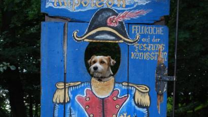 Bild: Schreiber
So ein Jack-Russell-Terrier fühlt sich ja manchmal größer als er ist. Aber finden Sie nicht auch, dass ich als Napoleon auf der Festung Königstein eine gute Figur mache?