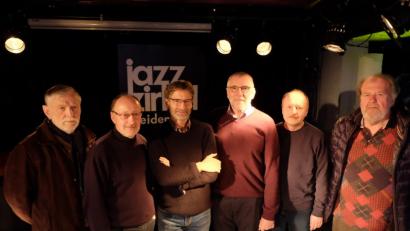 Bild: lr
Sie bringen den Jazz nach Weiden: Die neue Vorstandsschaft des Jazz-Zirkel-Weiden: Alfred Hertrich (Ehrenvorsitzender), Martin Kießling (Kassier), Reinhard Roth (Vorsitzender), Günter Geiß (Schriftführer), Thomas Stock (zweiter Vorsitzender) und Ernst Wöhrle (Kassenprüfer).