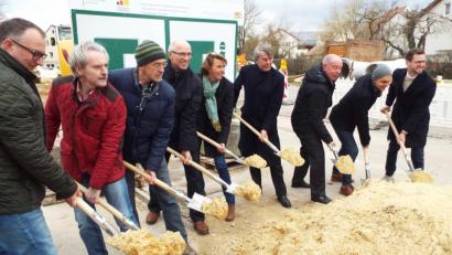 Bild: e
Beim symbolischen Spatenstich packen alle Promis mit an.