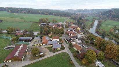 Bild: bey
Malerisch an Naab, mit schöner Ortsdurchfahrt - so präsentiert sich der Ortsteil Grünau optisch. Doch die Wasserleitung und deren Brüche bereiten Sorgen, die der Markt in Zusammenarbeit mit einem Ingenieurbüro aber in den Griff bekommen will.