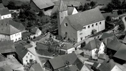 Archivbild: exb
So präsentierten sich in Schmidgaden Kirche und Dorfplatz im Jahr 1958.