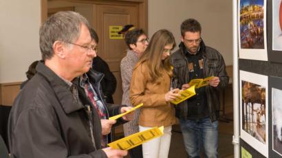 Bild: mor
Die Bilder und Multivisionsschauen der Fotofreunde Eschenbach/Grafenwöhr zogen viele Besucher in den Pressather Pfarrsaal.