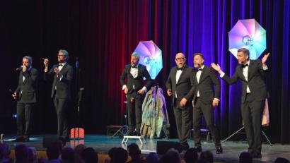 Bild: Karin Hegen
Frenetischen Beifall und Standing Ovations gab es beim „Goldsinger“-Programm von Six Pack.
