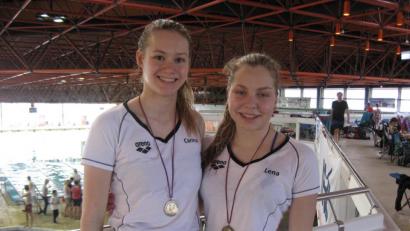 Bild: rbg
Carina Bönisch (links) und Lena Rath siegten über 200m Schmetterling in ihren jeweiligen Altersklassen
