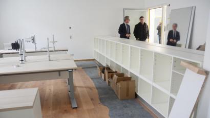 Bild: Gabi Schönberger
Bürgermeister Werner Nickl und Roland Sächerl vom Bauamt (von links) schauen nach dem Stand der Arbeiten in der künftigen Kfz-Zulassungsstelle. Ab Donnerstagnachmittag werden die Mitarbeiter des Landratsamtes das neue Büro im sanierten Rathaus beziehen.