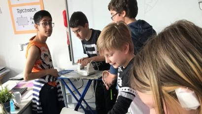 Bild: rgr
Beim Workshop "Umweltbildung" erfahren die Sechstklässler der Mittelschule viel Interessantes über Recycling und Mülltrennung.