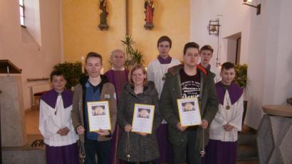 Bild: gi
Jonas Rom, Eva Völkl und Alexander Pösl (von links) wurden aus dem Ministrantendienst in der Filialkirche St. Johannes Tröbes von Pfarrer Josef Most verabschiedet.