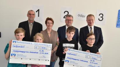 Bild: Andreas Royer
Die Klassensprecher freuen sich über die Schecks für den Wasserspender, was (von links) Stadtwerkeleiter Roland Kraus, Schulleiterin Gisela Lehnerer, Bürgermeister Michael Göth und Raiffeisen-Vorstandsmitglied Martin Sachsenhauser möglich machten.
