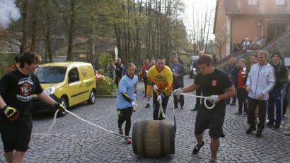 Bild: arw
Das Bierfassrollen von der Oberpfalz nach Tschechien ist jedes Jahr ein Spektakel.